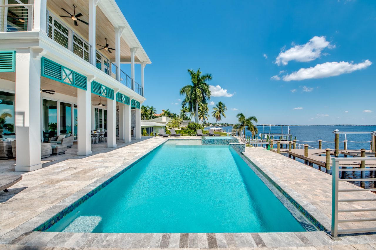 Pool mit Terrasse