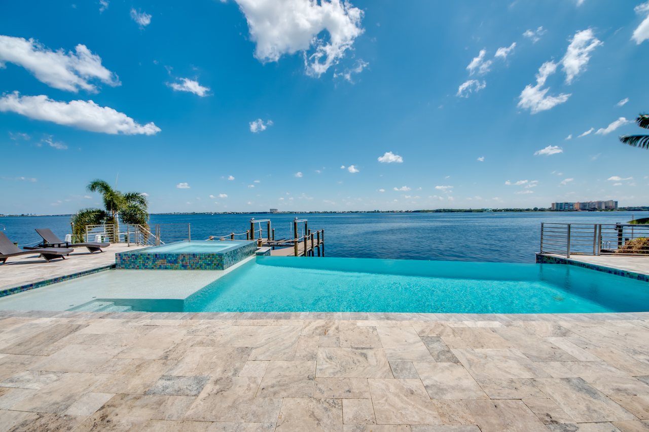 Pool mit Terrasse