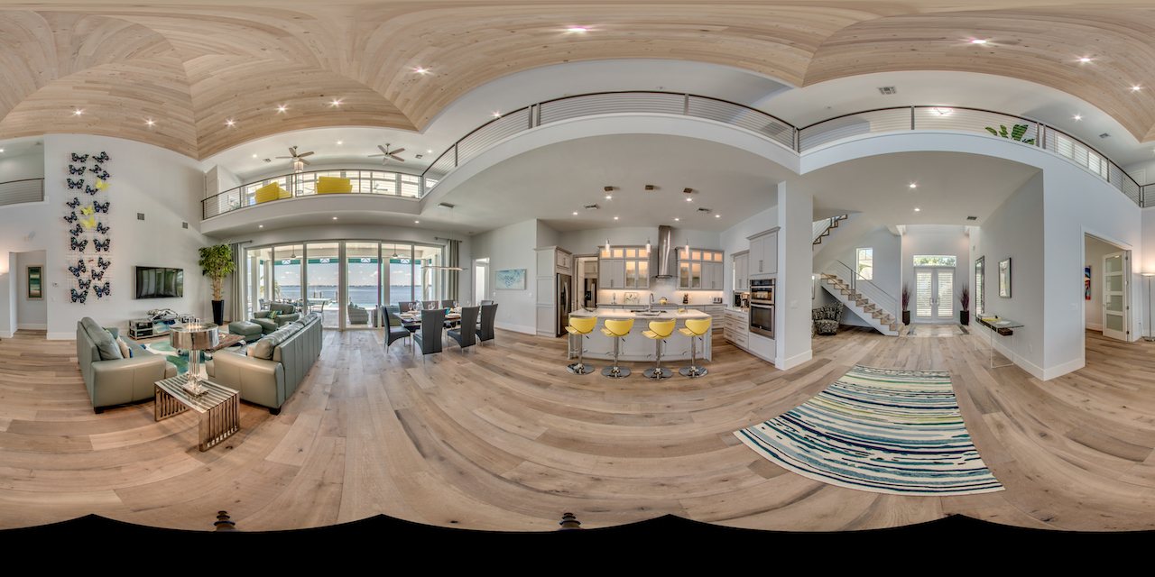 Panorama von Foyer, Wohn- und Essbereich und Küche