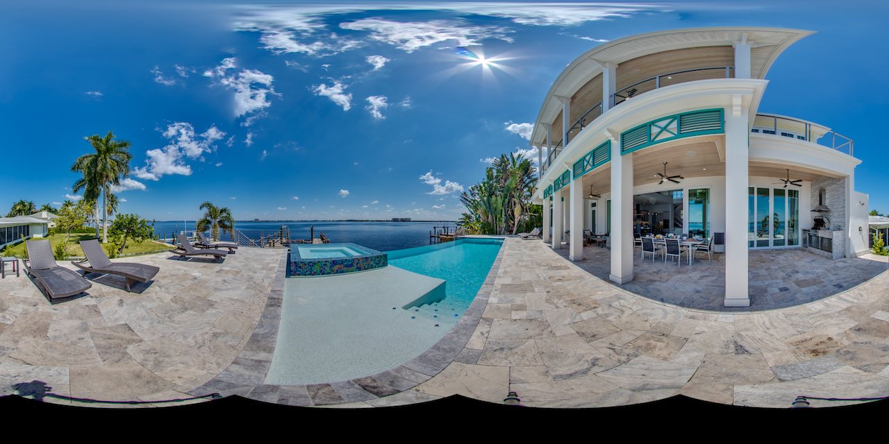 Panorama von Pool und Terrasse
