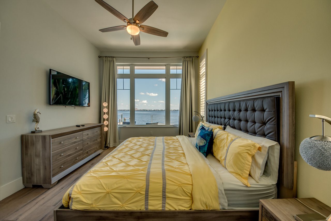 Schlafzimmer der Master-Suite 2 mit Kingsize-Bett