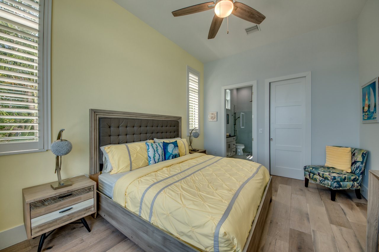 Schlafzimmer der Master-Suite 2 mit Kingsize-Bett