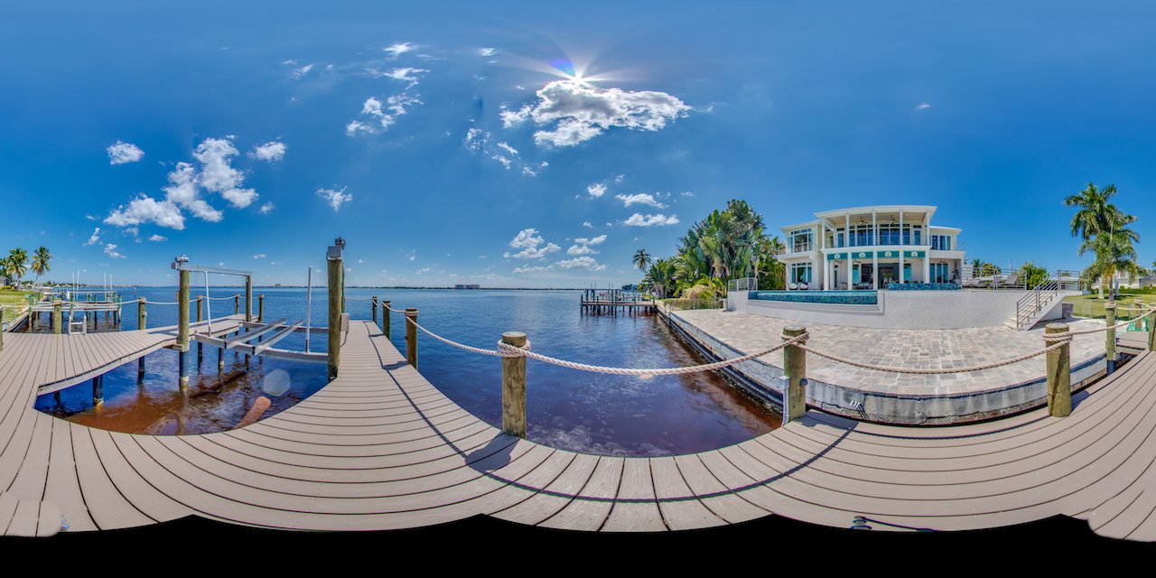 Panorama der Rückseite der Villa mit Bootssteg
