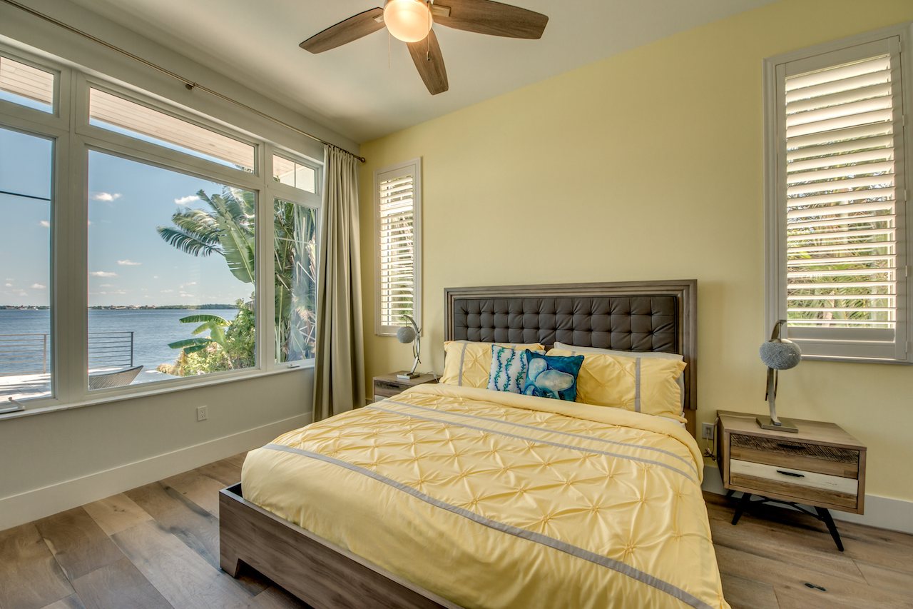 Schlafzimmer der Master-Suite 2 mit Kingsize-Bett