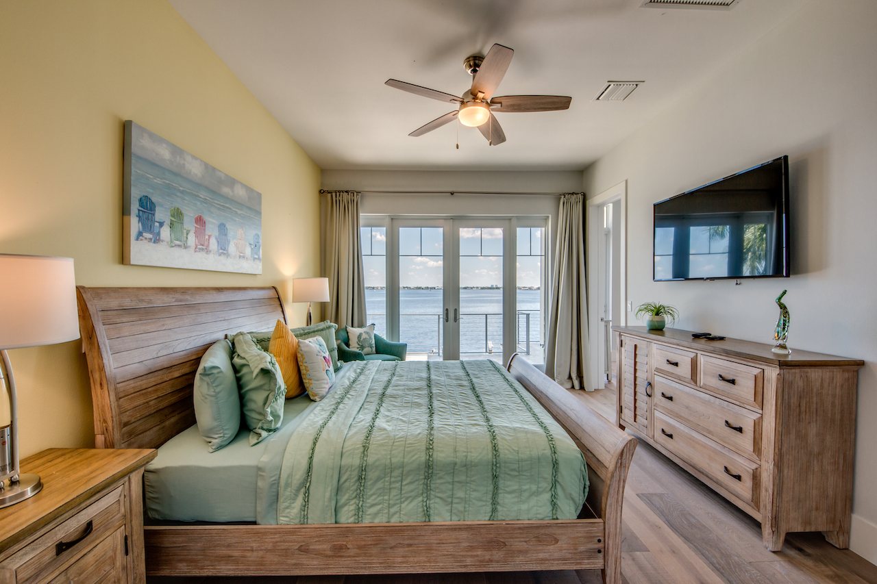 Schlafzimmer der Master-Suite 3 mit Kingsize-Bett
