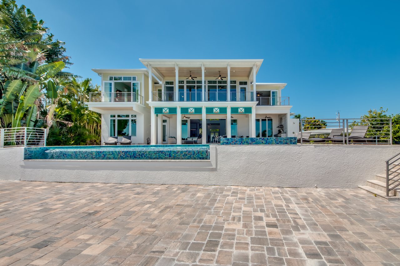 Rückseite der Villa mit Garten