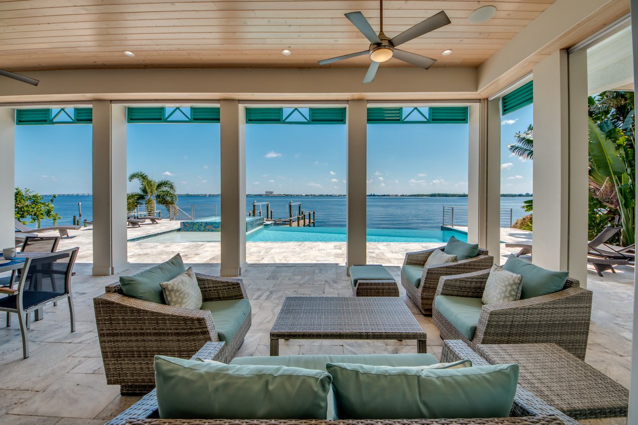 Überdachte Terrasse (Lanai) mit Sitzbereich
