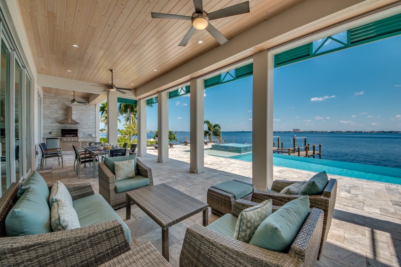 Überdachte Terrasse (Lanai) mit Sitzbereich