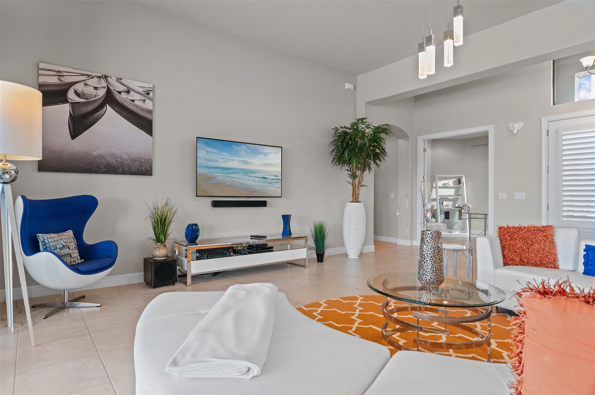 Wohnzimmer mit Fernseher und Sitzgruppe