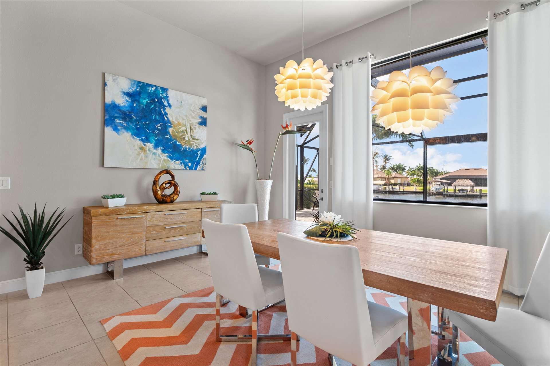 Esszimmer mit Esstisch und Sideboard