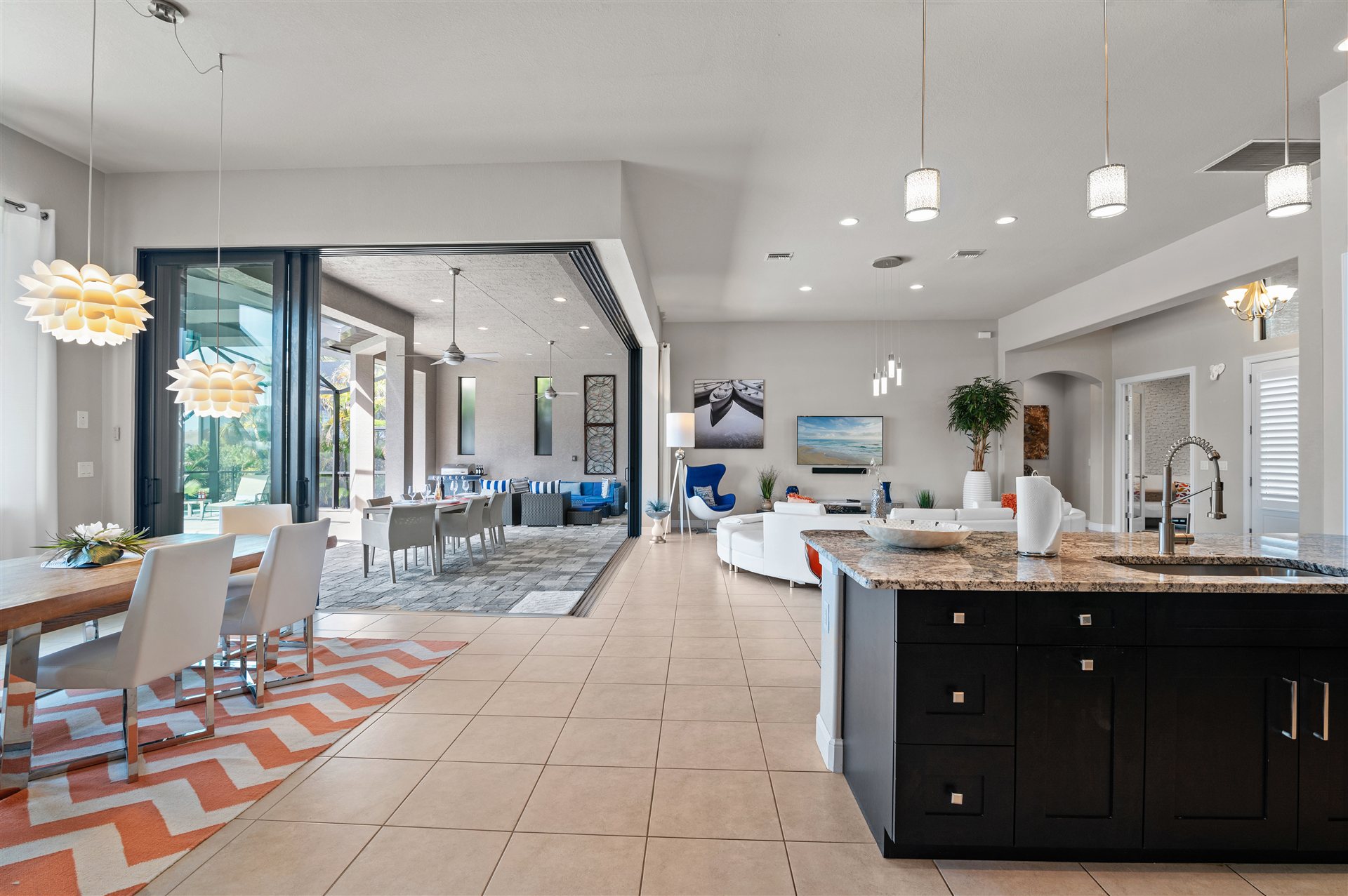 Küche mit Kücheninsel und Esszimmer im Hintergrund