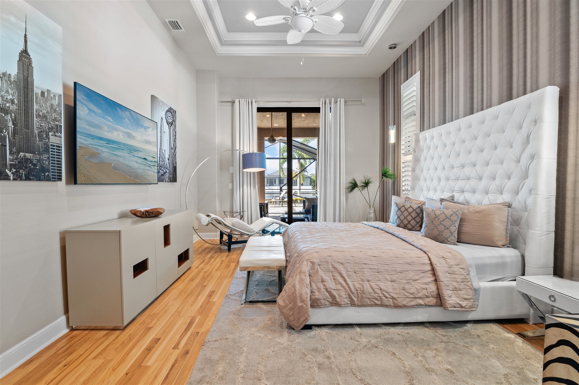 Master-Schlafzimmer mit Kingsize-Bett und Zugang zur Terrasse