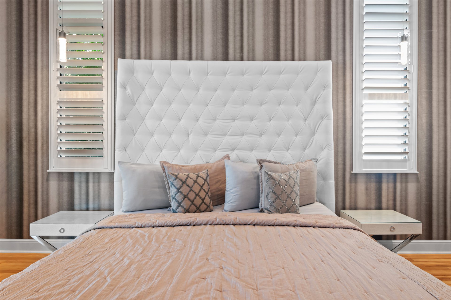 Kingsize-Bett im Master-Schlafzimmer mit Kissen