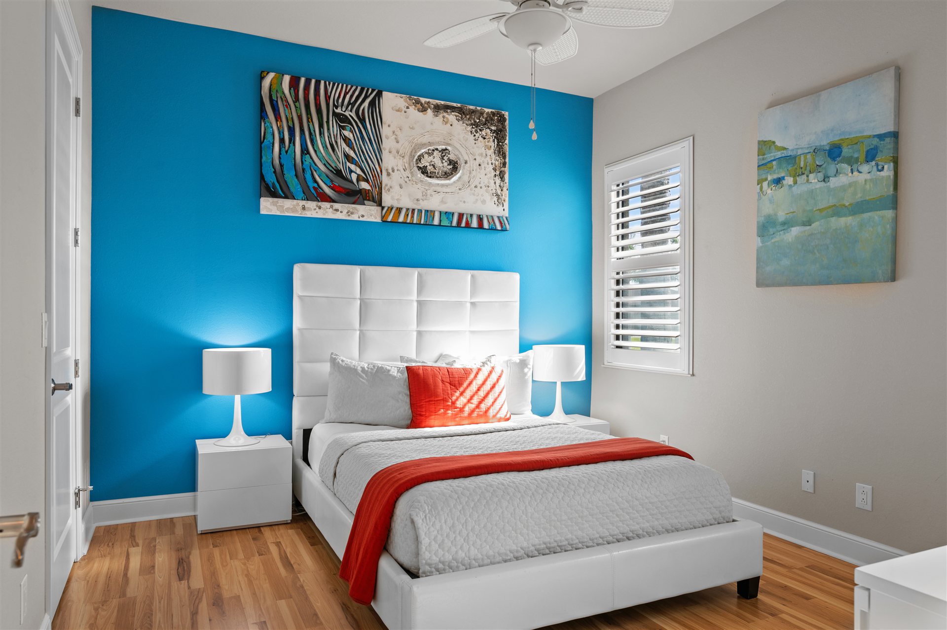 Schlafzimmer mit Kingsize-Bett und blauer Akzentwand