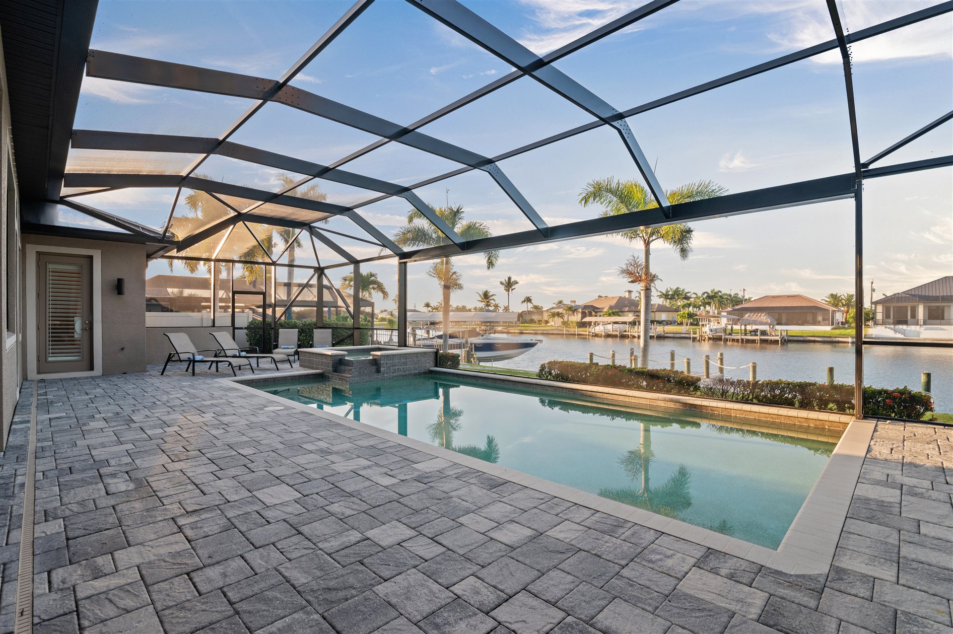 Poolterrasse mit Pflasterung und Kanalblick