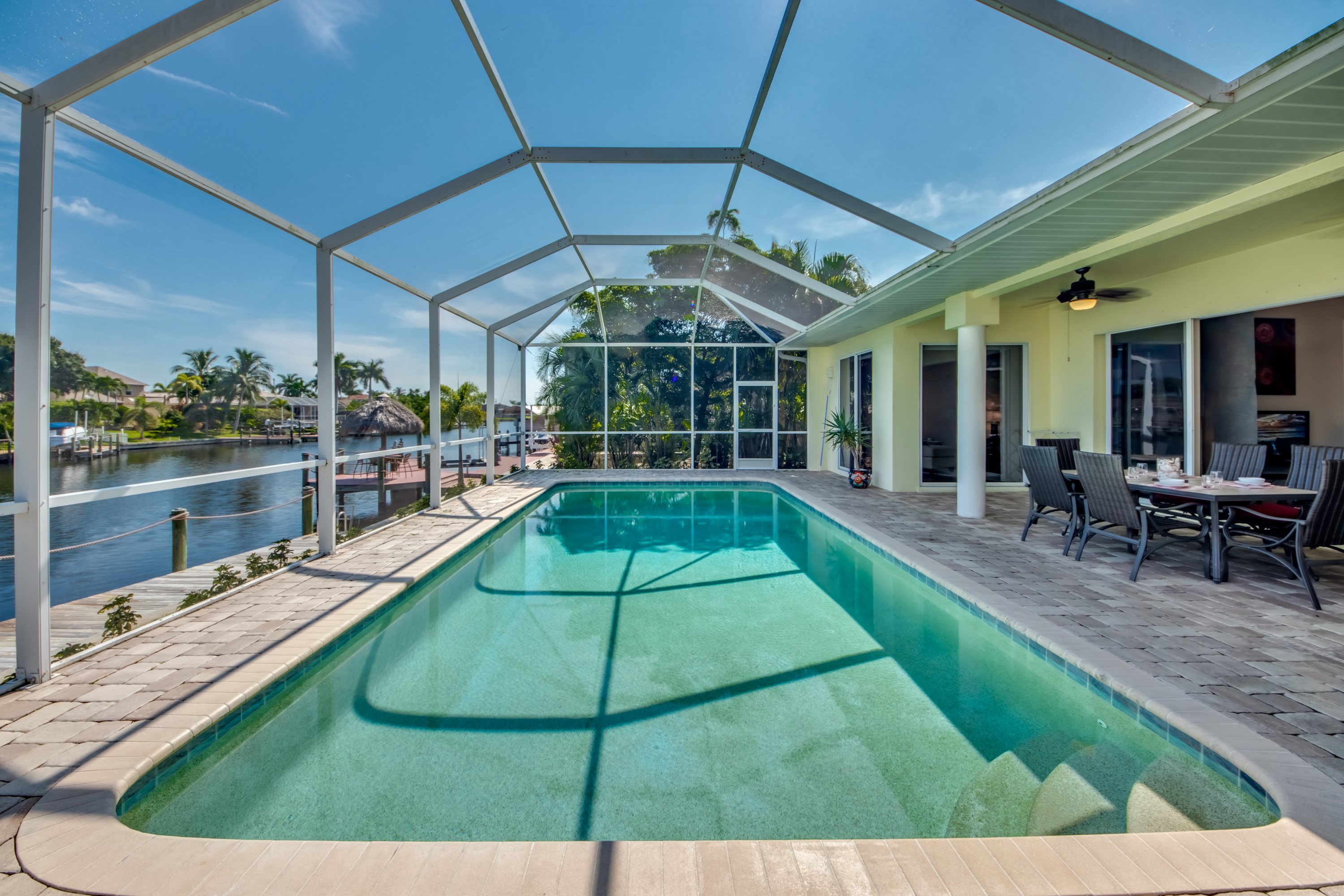 Beheizter Pool mit Screen-Enclosure