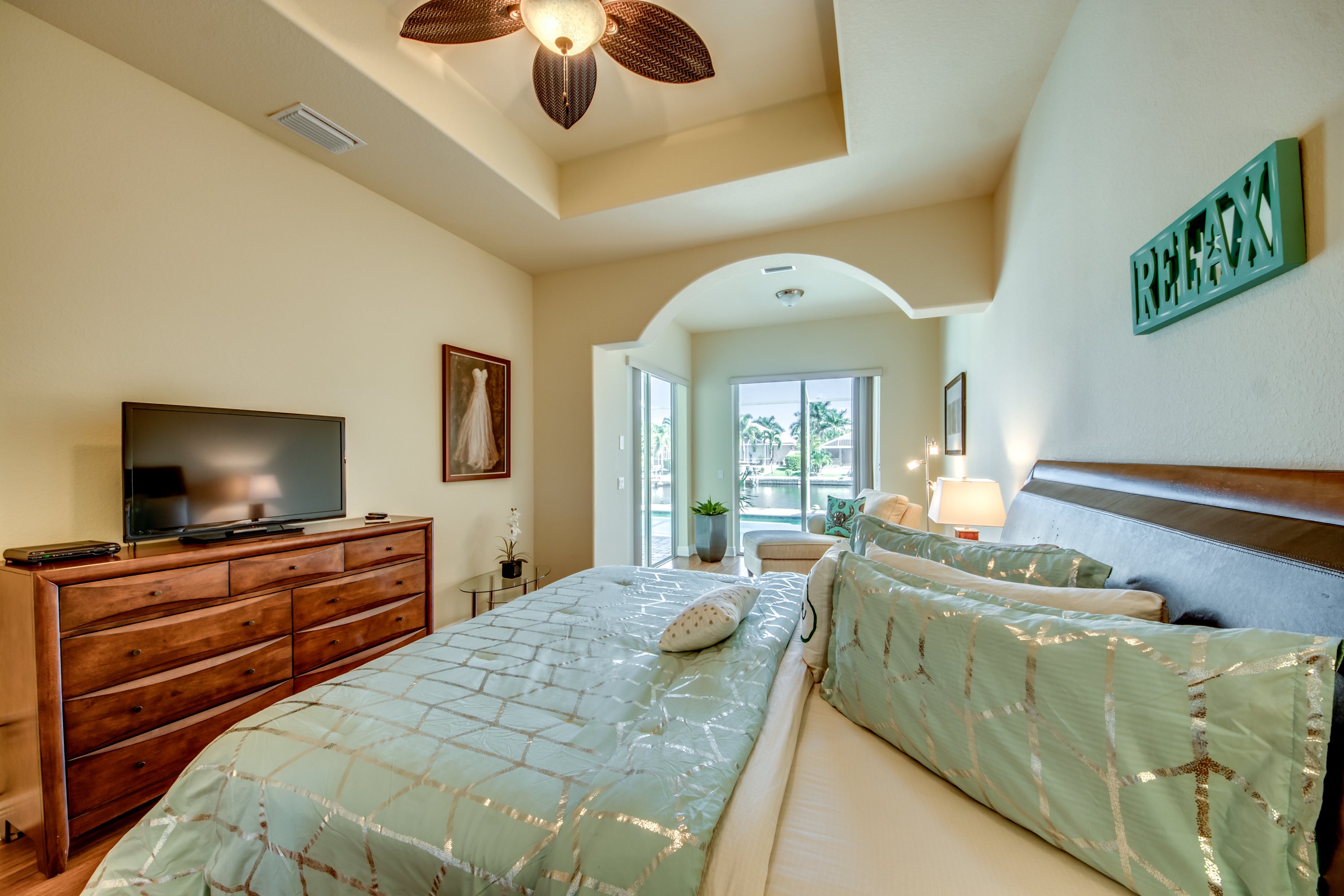 Master-Schlafzimmer mit Kingsize-Bett