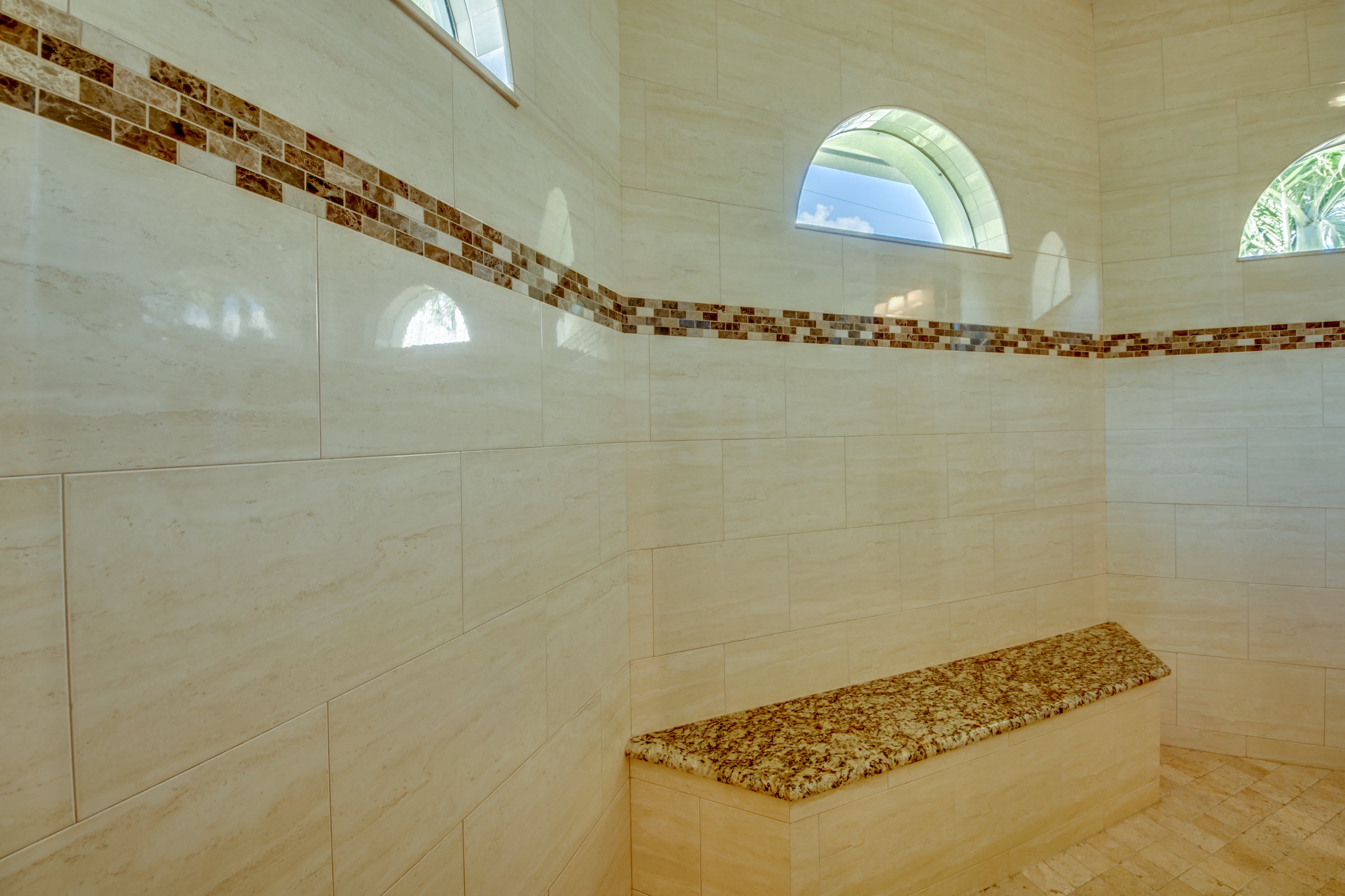 Master-Bad mit freistehender Badewanne und Dusche