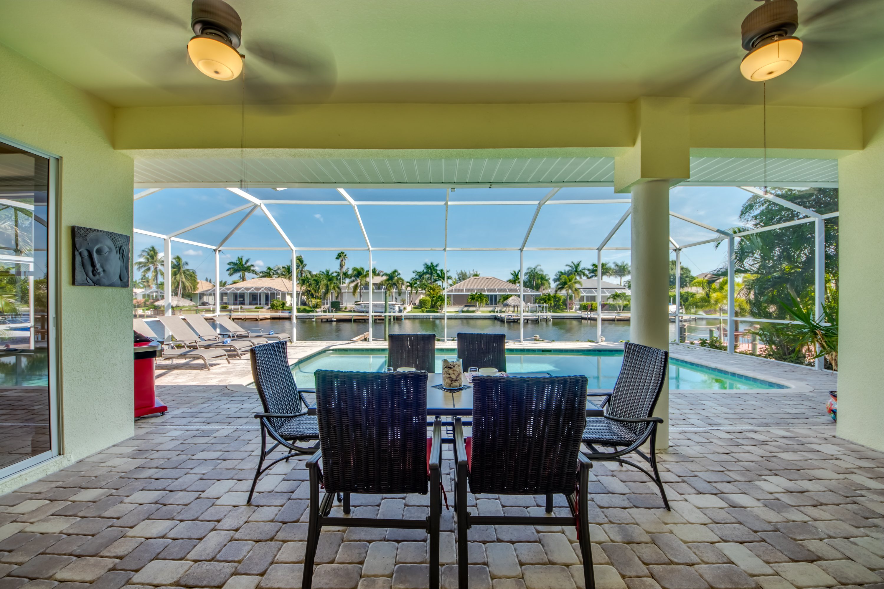 Überdachte Terrasse (Lanai) mit Sitzbereich am Pool