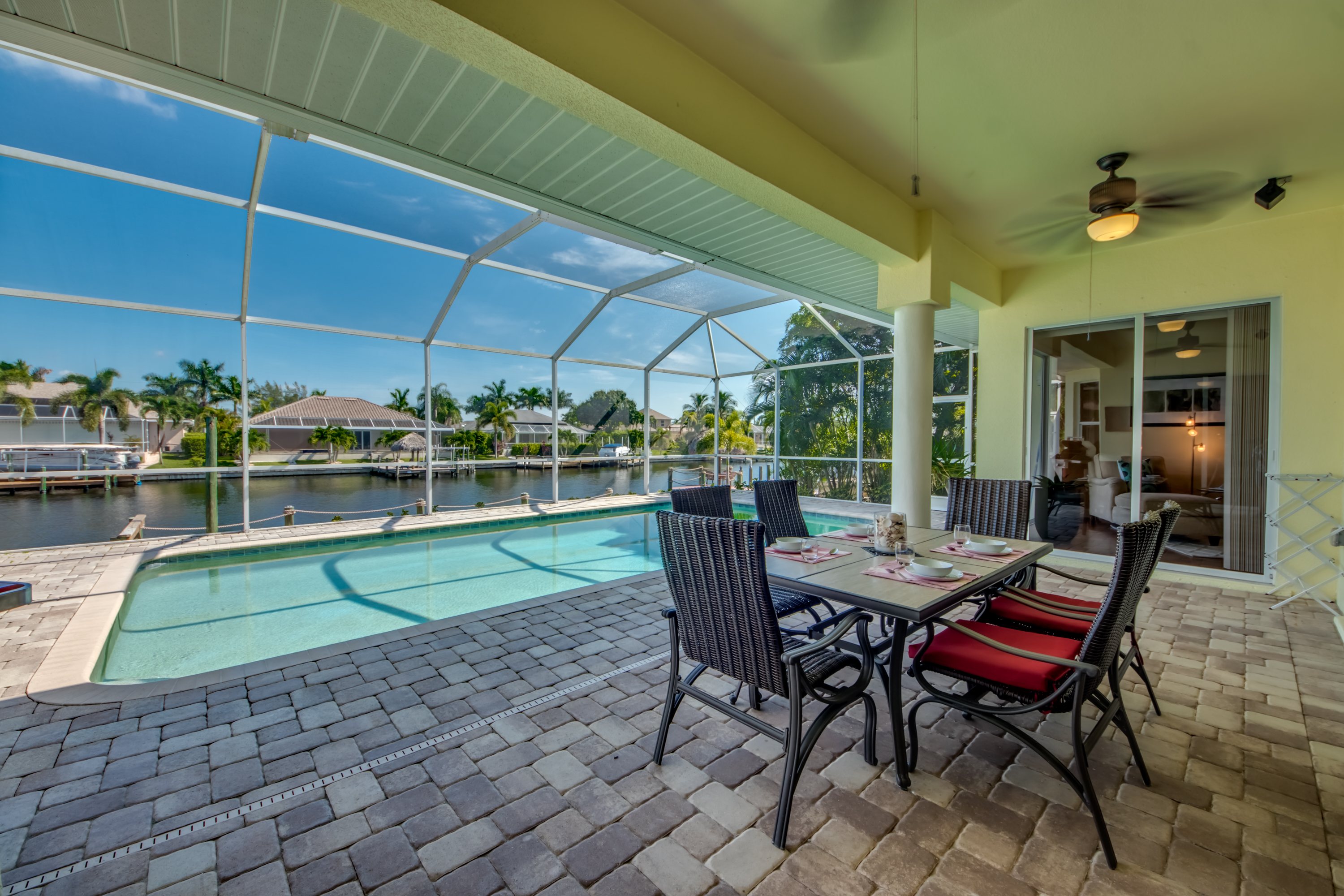 Überdachte Terrasse (Lanai) mit Sitzbereich am Pool