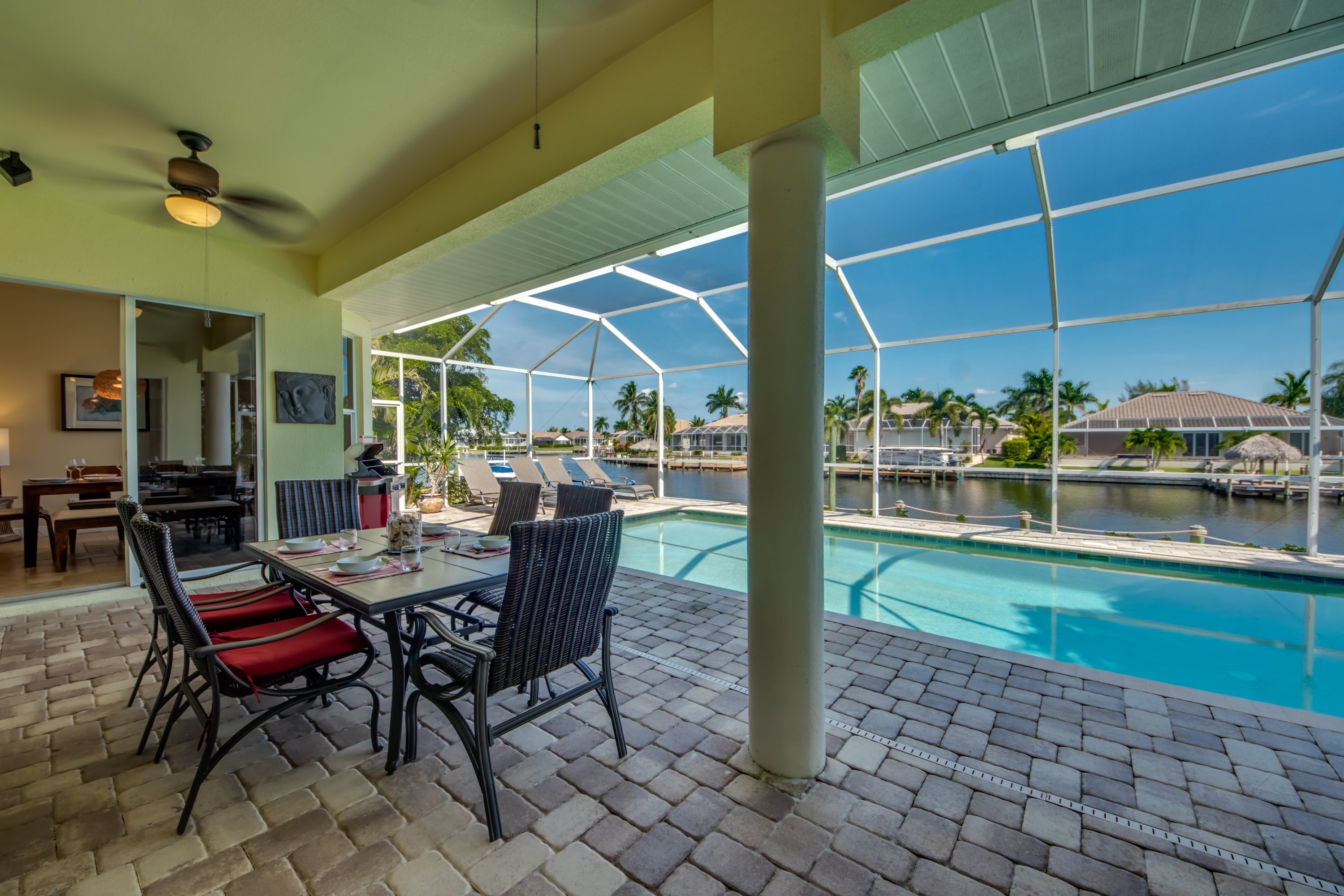 Überdachte Terrasse (Lanai) mit Sitzbereich am Pool
