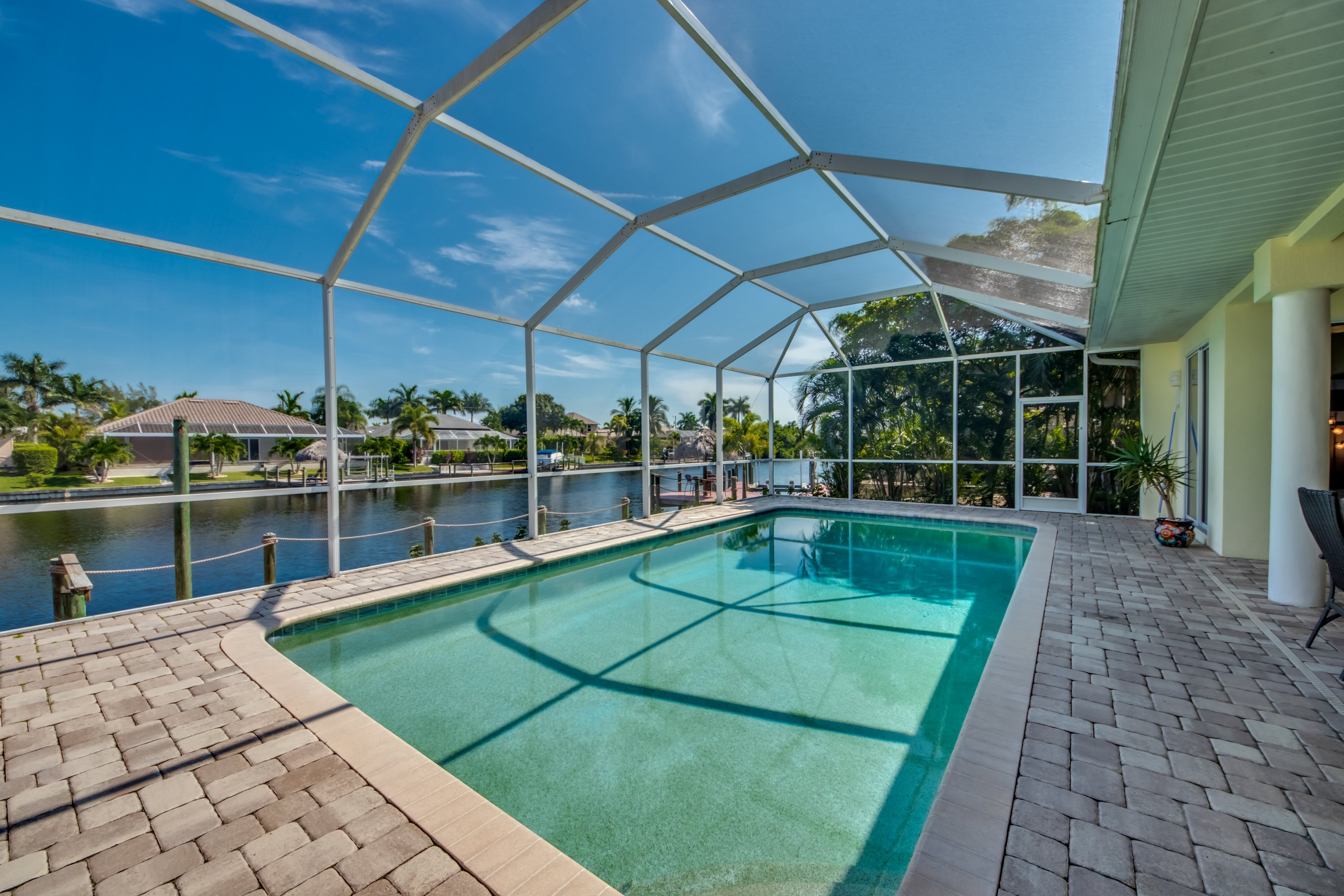 Beheizter Pool mit Screen-Enclosure