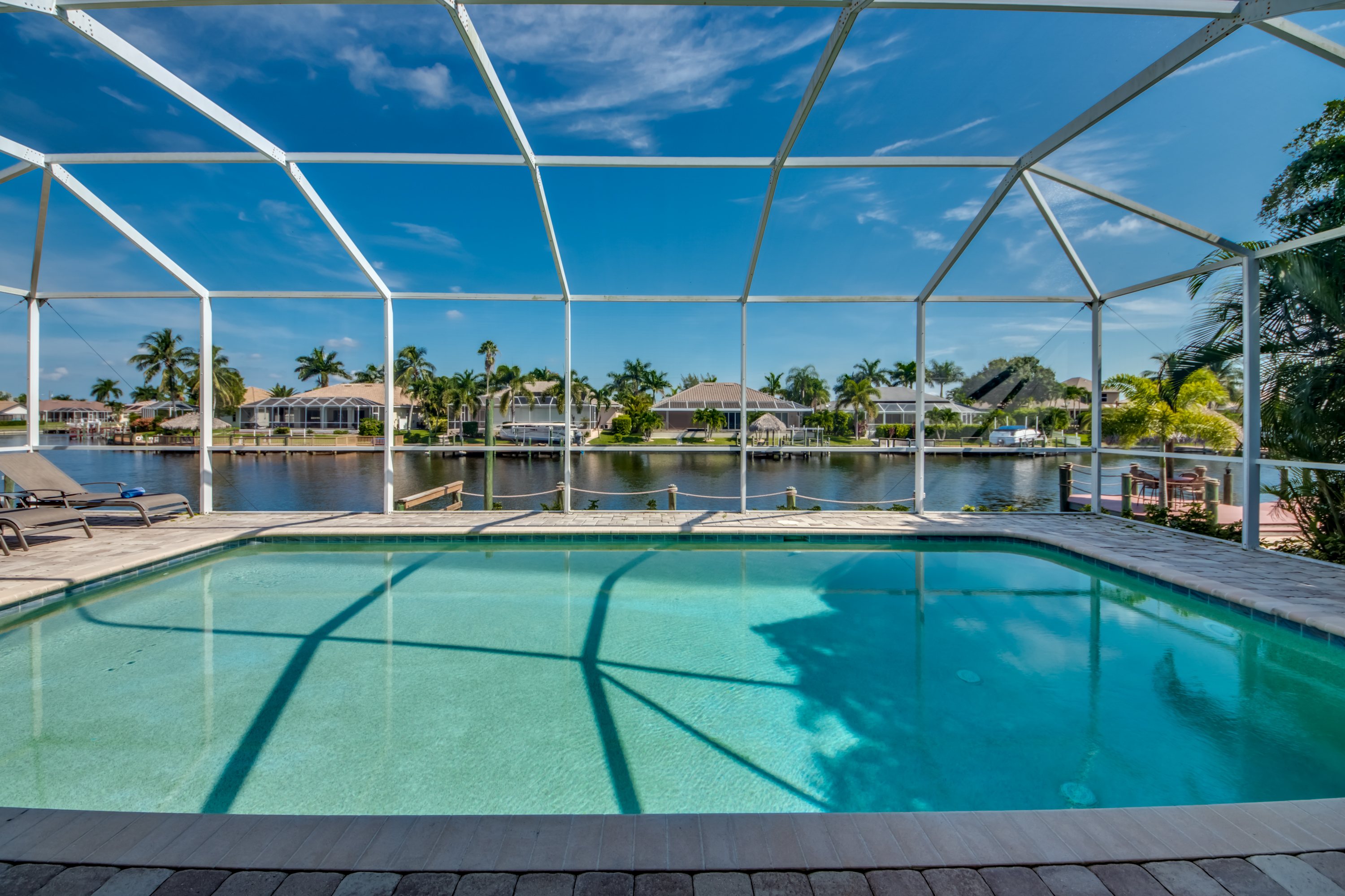 Beheizter Pool mit Screen-Enclosure