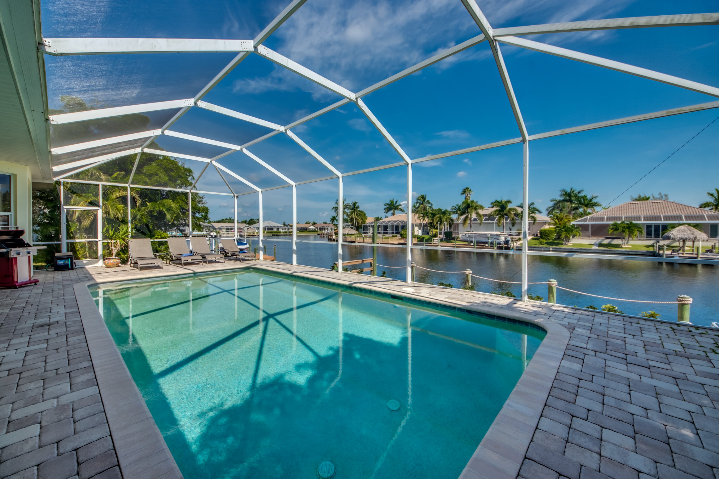 Beheizter Pool mit Screen-Enclosure