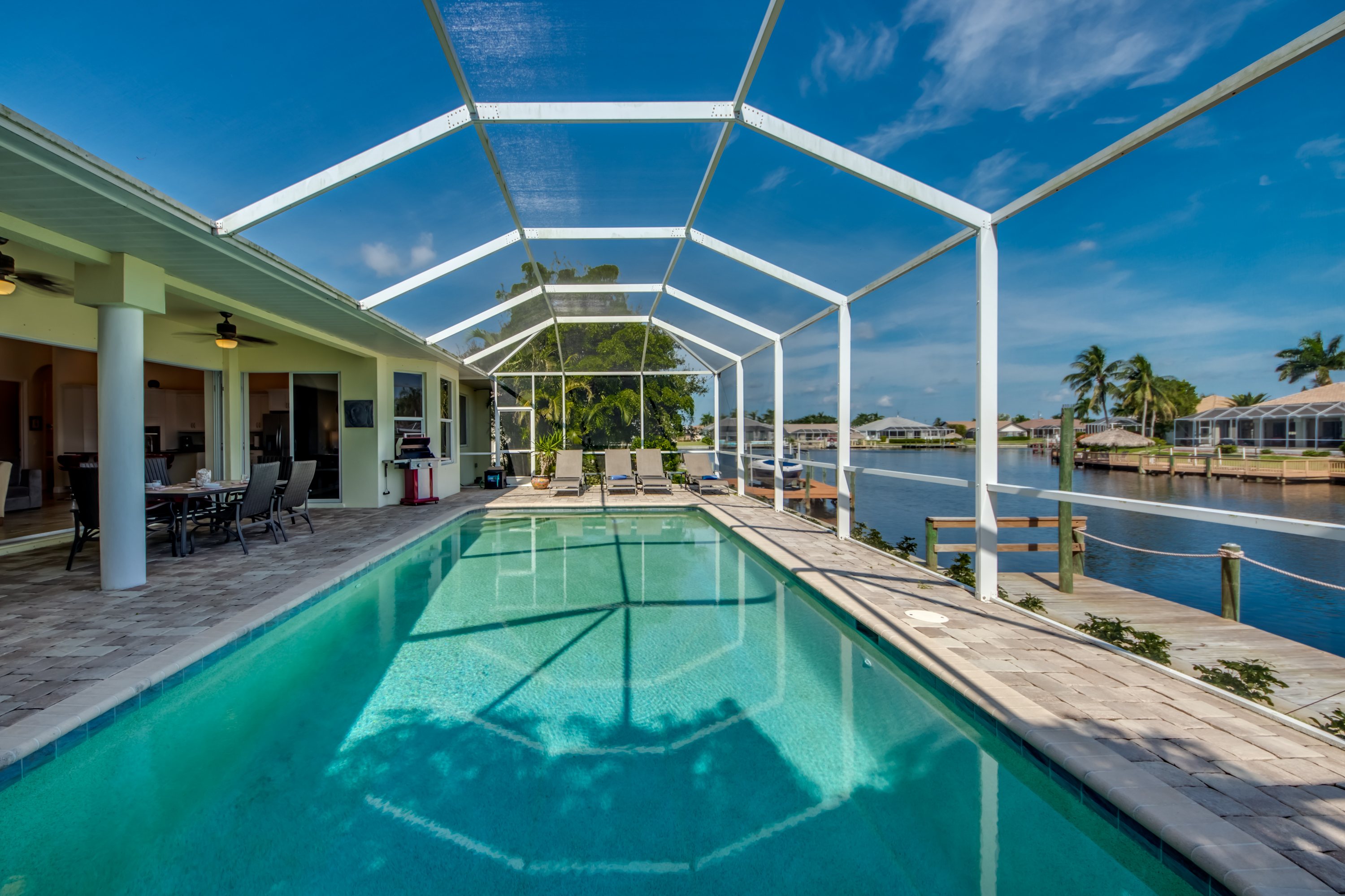 Beheizter Pool mit Screen-Enclosure