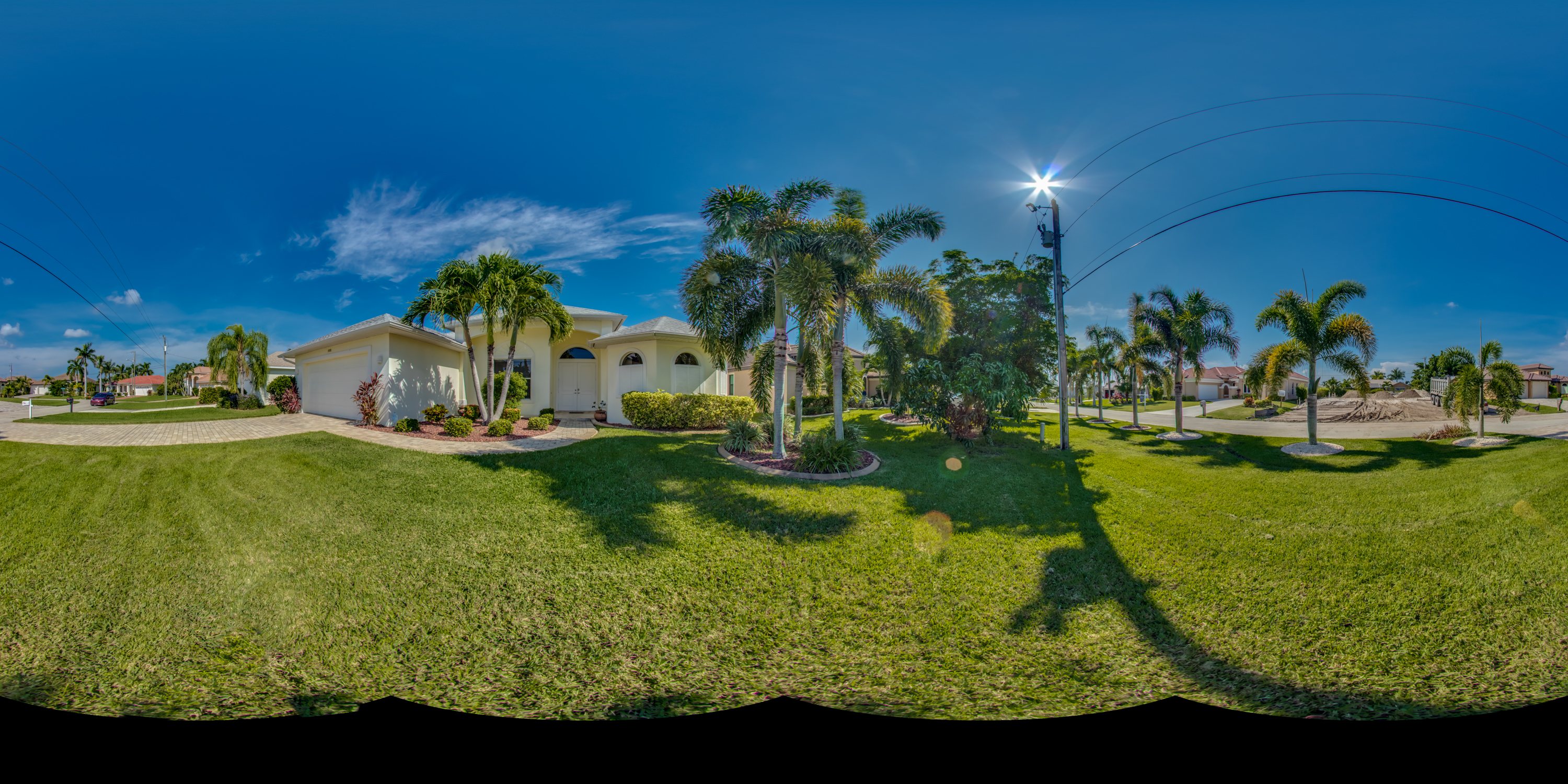 Panoramaansicht der Villa von vorne