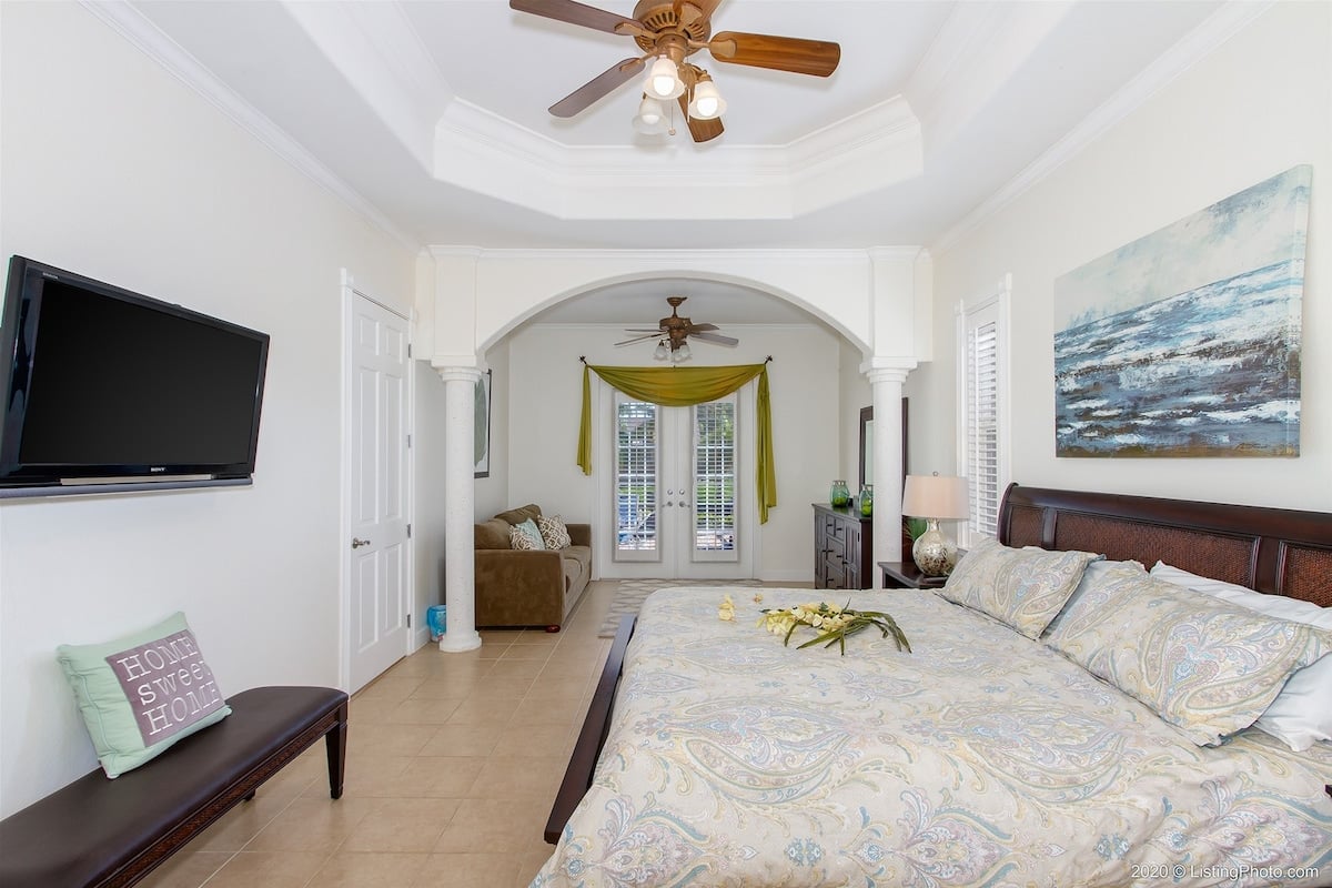 Veranda am Kanal mit Blick aufs Wasser und eigenem Dock.