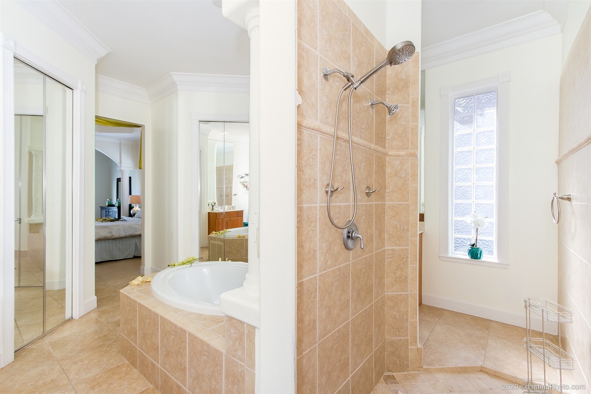 Veranda am Kanal mit Blick aufs Wasser bei Sonnenaufgang.