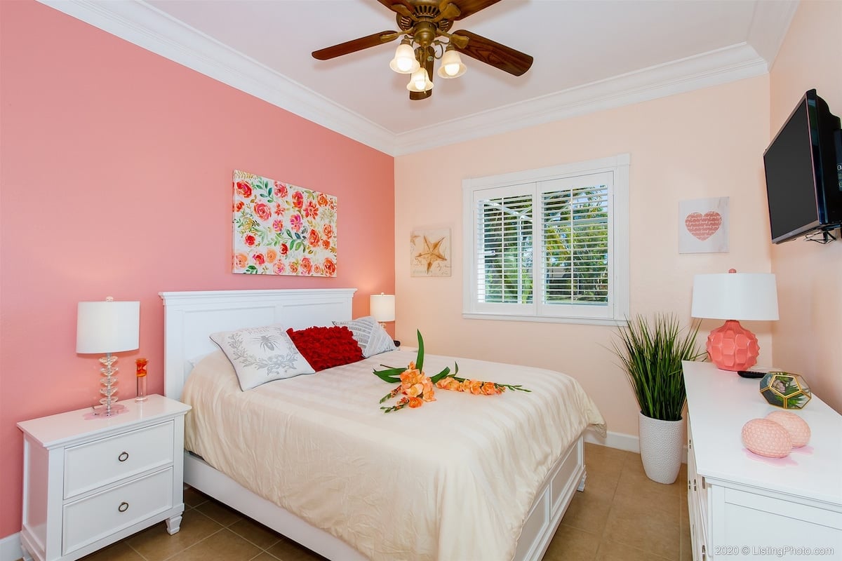 Veranda am Kanal mit Sitzbereich und Blick aufs Wasser.