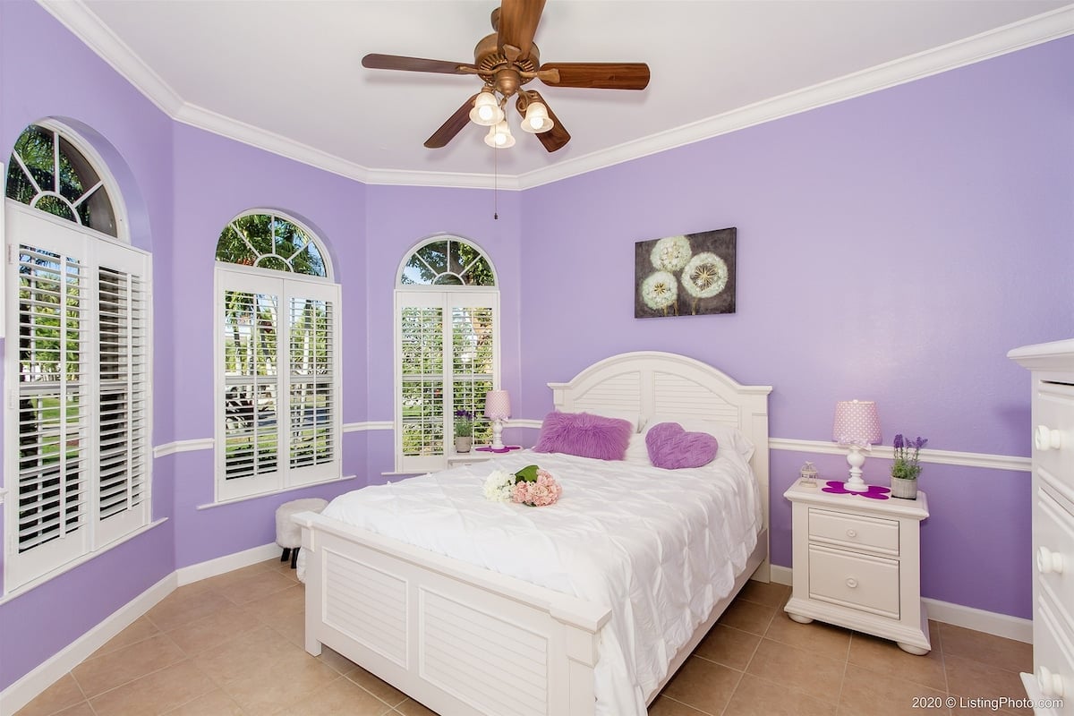 Veranda am Kanal mit Blick aufs Wasser bei Sonnenaufgang.