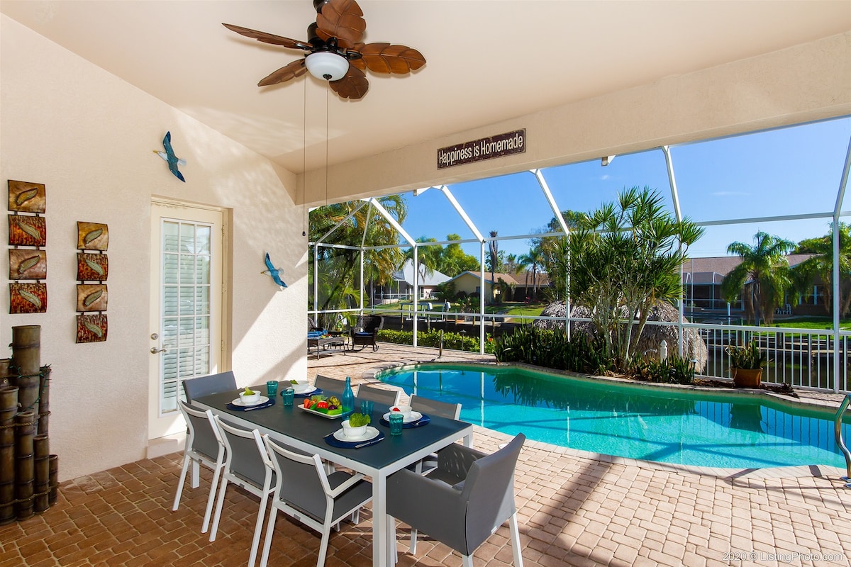Veranda am Kanal mit Blick aufs Wasser bei Sonnenaufgang.