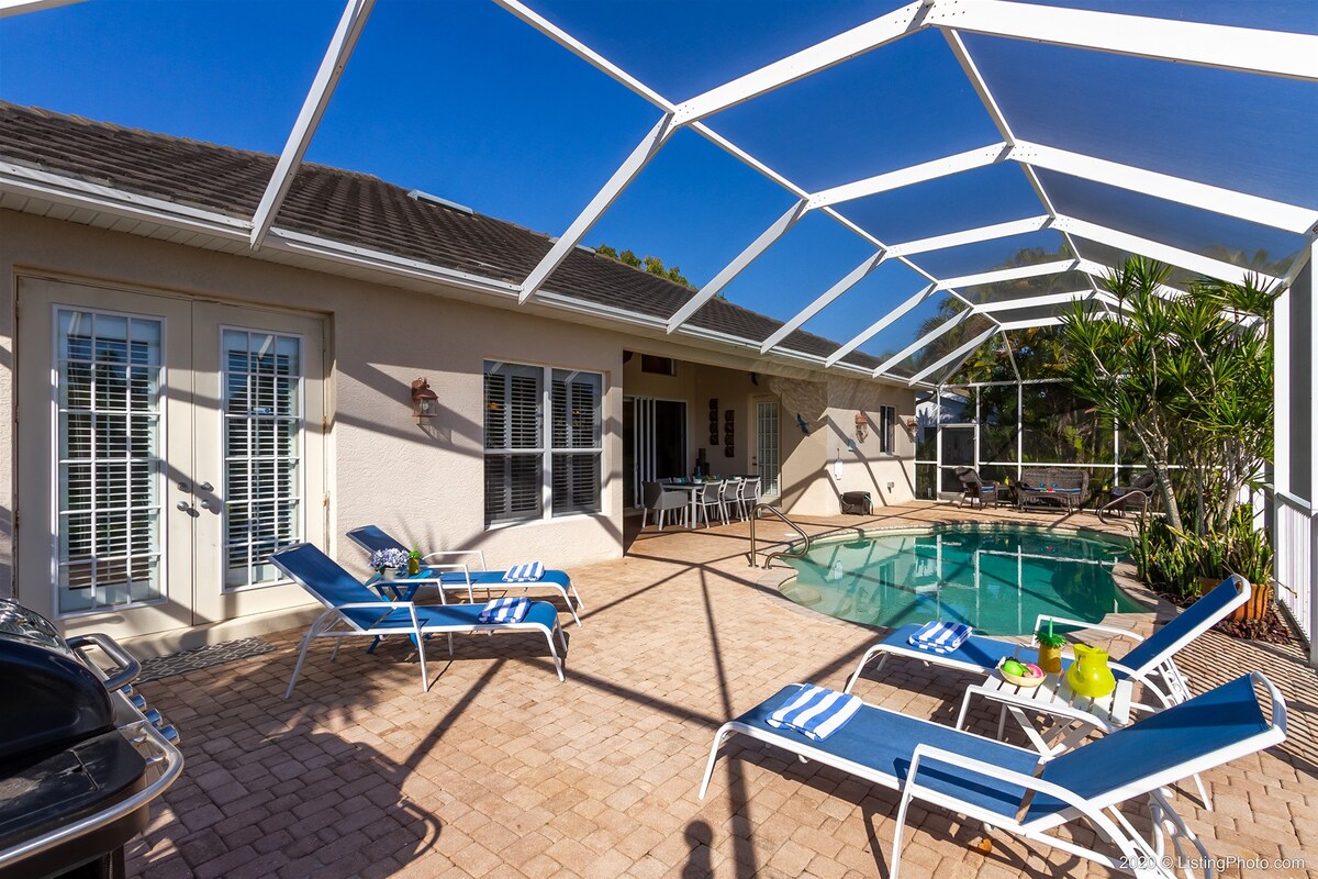 Veranda am Kanal mit Blick aufs Wasser bei Sonnenaufgang.