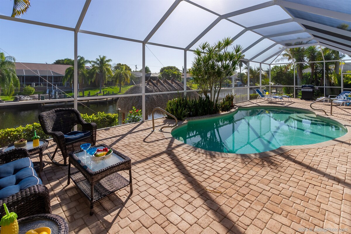 Veranda am Kanal mit Blick aufs Wasser bei Sonnenaufgang.
