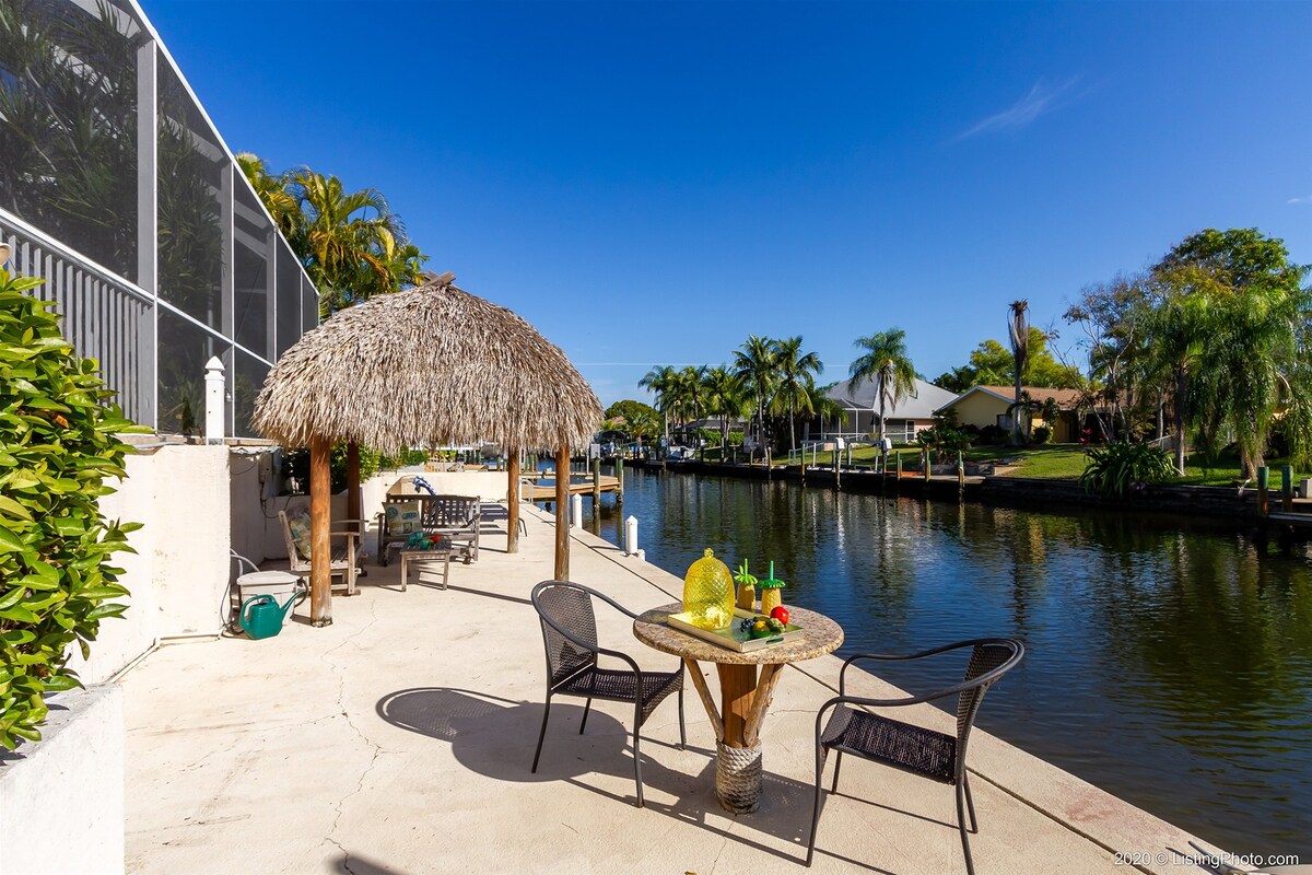 Veranda am Kanal mit Sitzbereich und Blick aufs Wasser