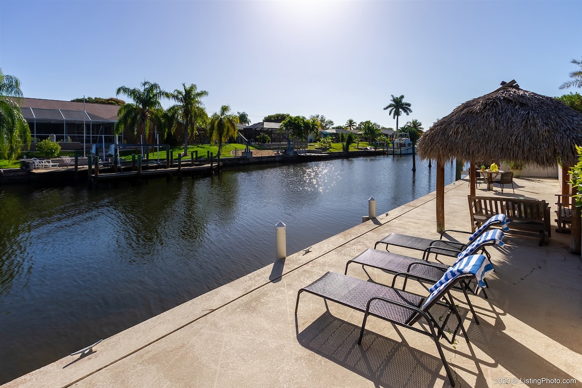 Veranda am Kanal mit Blick aufs Wasser und privatem Bootssteg.