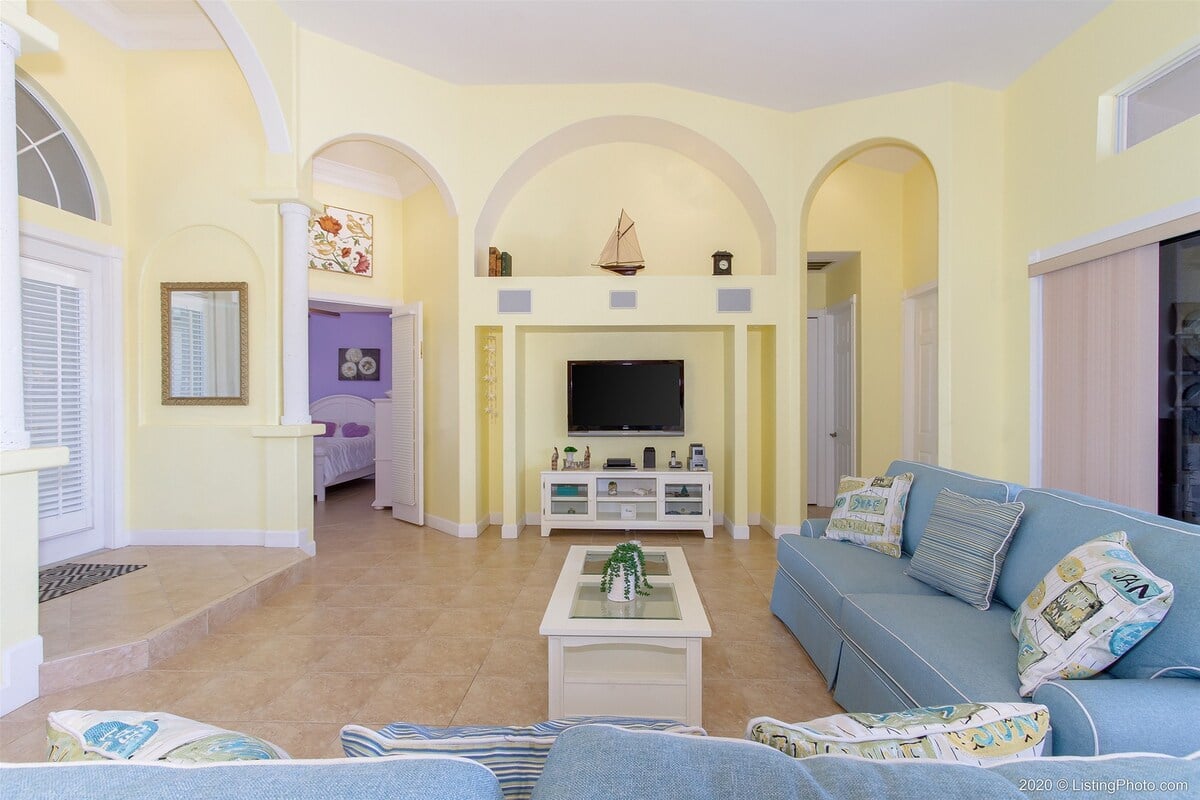 Veranda am Kanal mit Sitzbereich und Blick aufs Wasser.