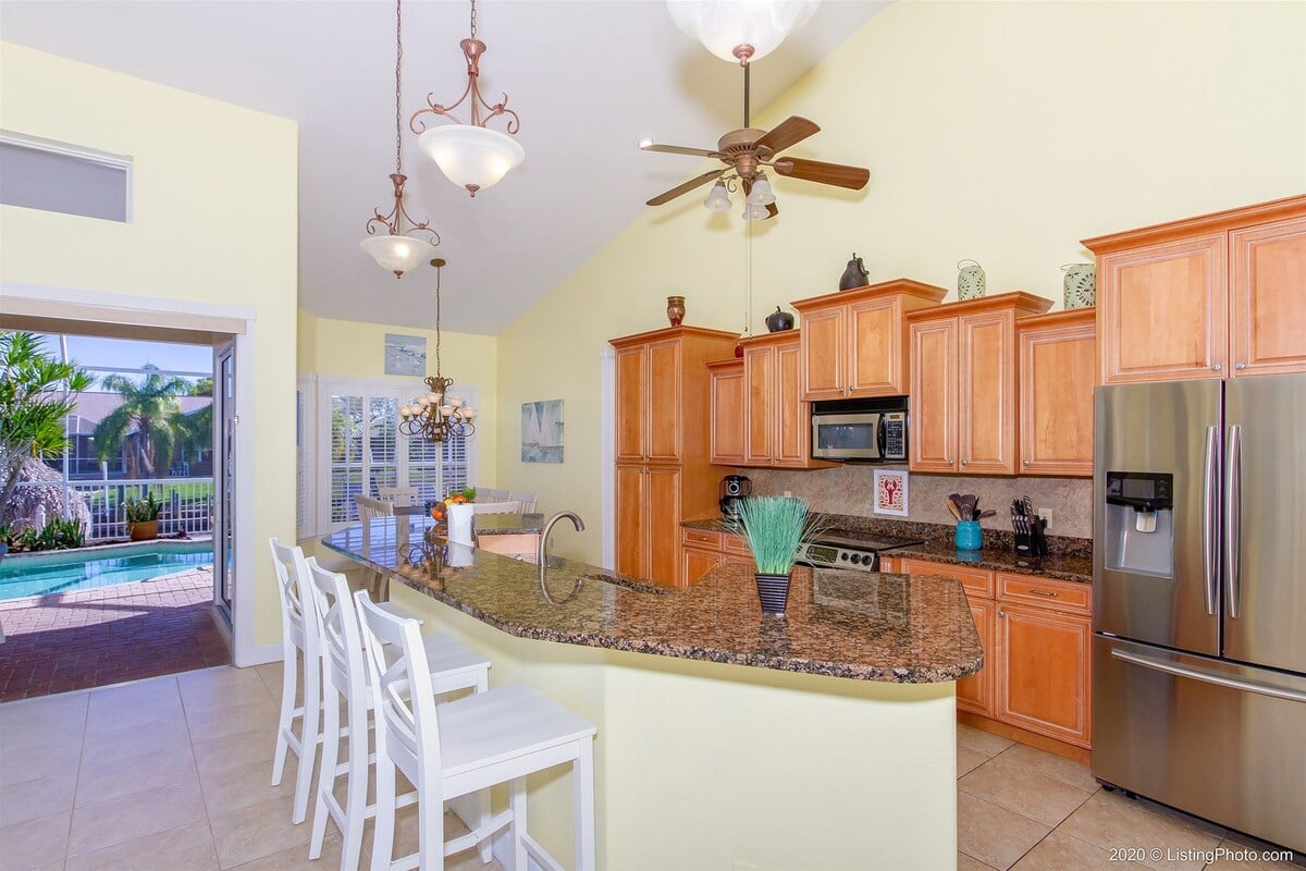 Veranda am Kanal mit Sitzbereich und Blick aufs Wasser