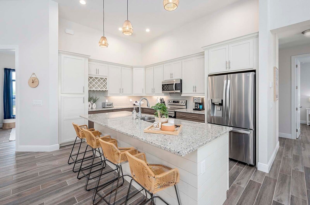 Lanai mit Lounge- und Essbereich sowie Blick auf den Kanal.