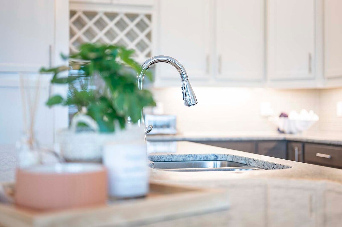 Lanai mit Outdoor-Lounge und Blick auf den Kanal.