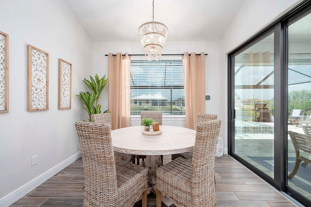 Privater Pool mit Sonnendeck und Sonnenliegen am Kanal.