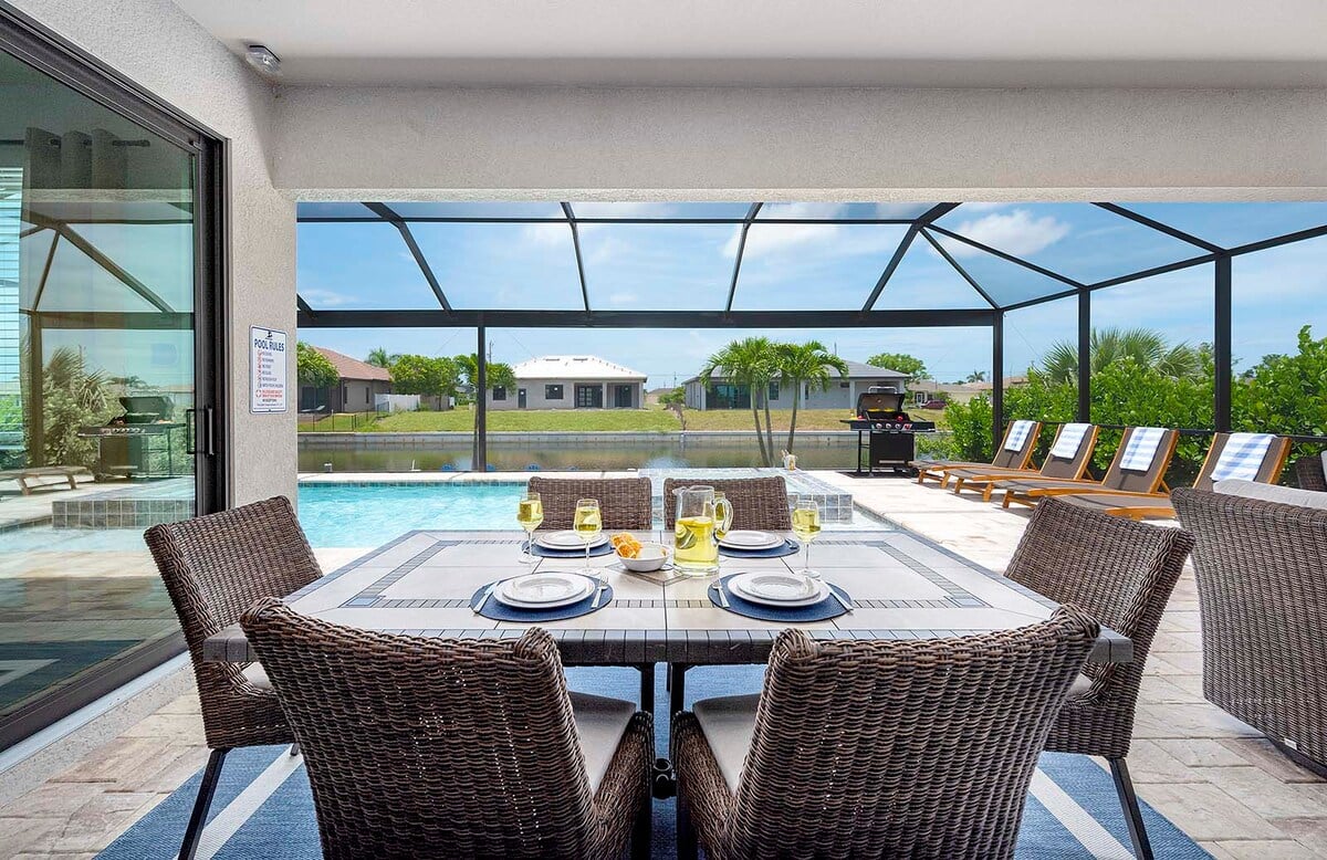 Lanai mit Lounge- und Essbereich und Blick auf den Kanal.