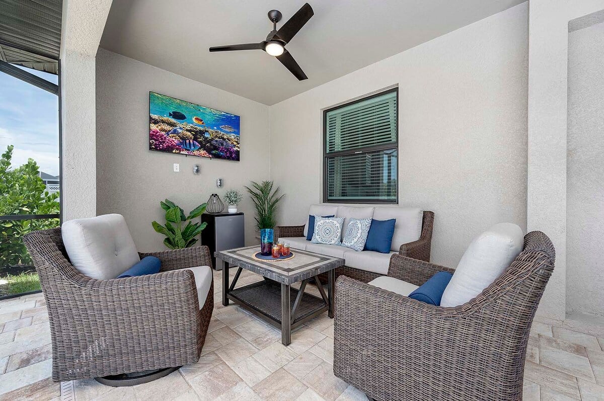 Überdachte Lanai mit Lounge- und Essbereich sowie Blick auf den Kanal.