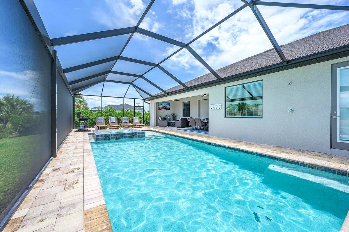 Lanai mit Lounge- und Essbereich sowie Blick auf den Kanal.