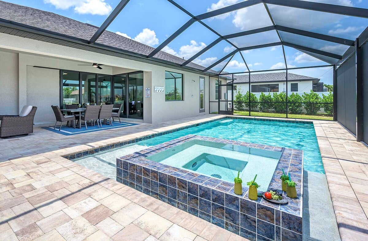 Lanai mit Lounge- und Essbereich sowie Blick auf den Kanal.