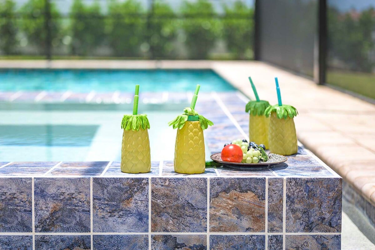 Privater Pool mit Sonnendeck und Blick auf den Kanal.