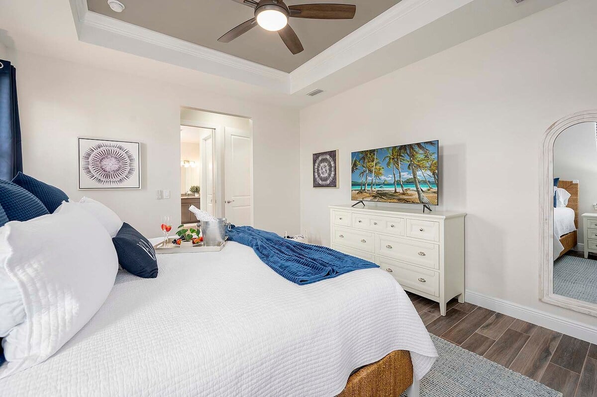 Lanai mit Sitzlounge und Esstisch, Blick auf den Kanal.